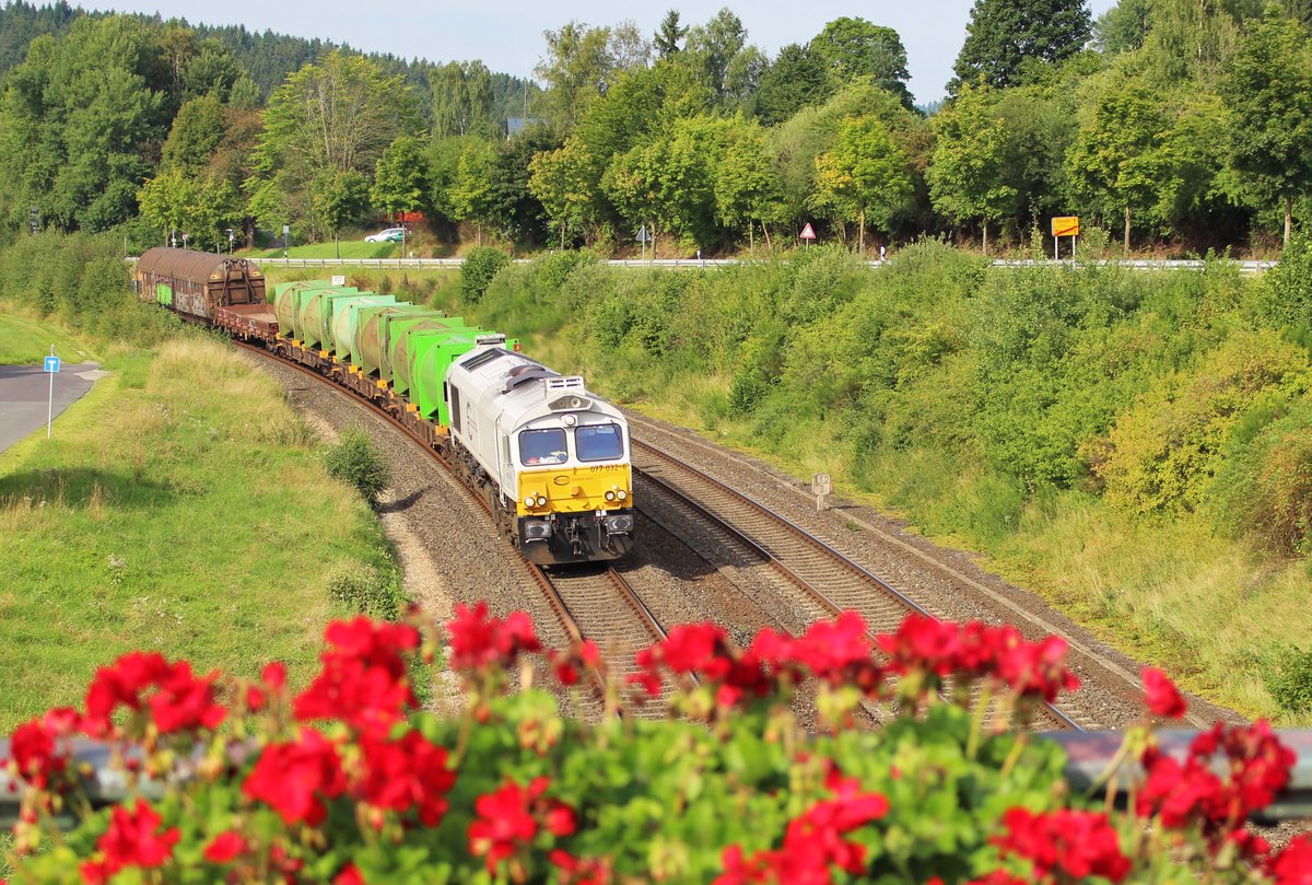 077 032-6 (EK 56009) nach Schwandorf wurde am 24.08.17 über Marktredwitz umgeleitet. Hier ist der Zug in Neusorg zu sehen.