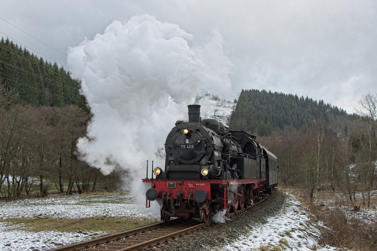 078 468 mit einem Sonderzug nach Winterberg auf dem Anstieg hinter Silbach (05.02.2022)