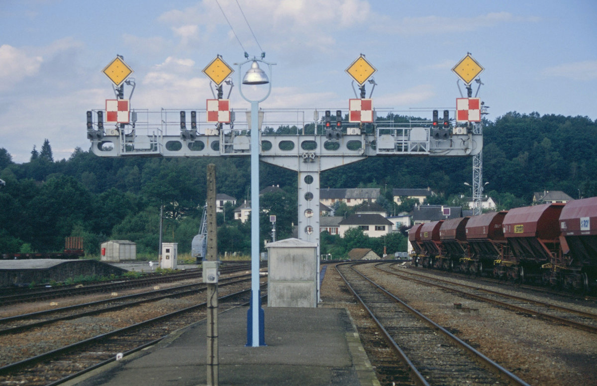 

07.August 1999, Frankreich, Signalbrücke auf dem Bahnhof in Ussell