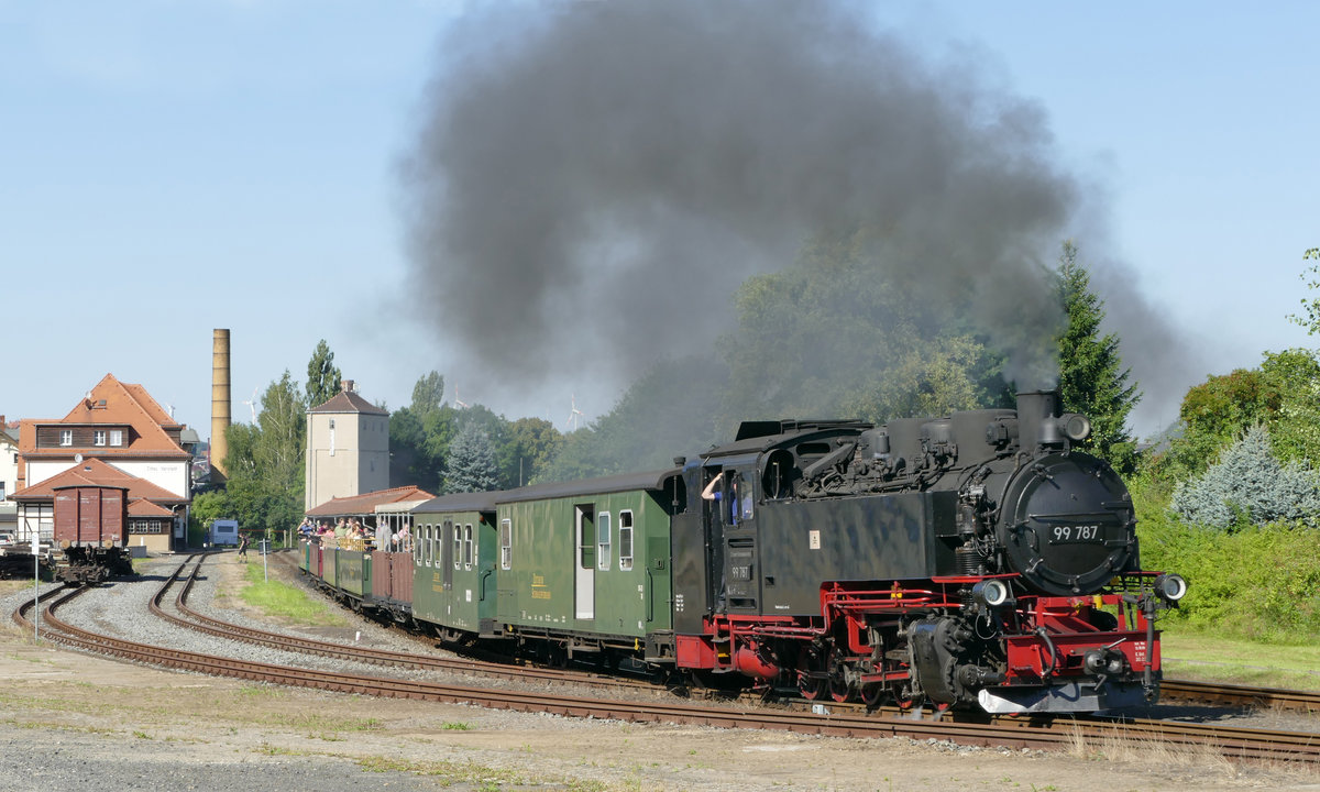 07.August 2016, An diesem Wochenende fand um Zittau die 10.Historic-Mobil statt. Lok 99 787 verlässt mit dem Aussichtswagenzug den Bahnhof Zittau Vorstadt in Richtung Gebirge.