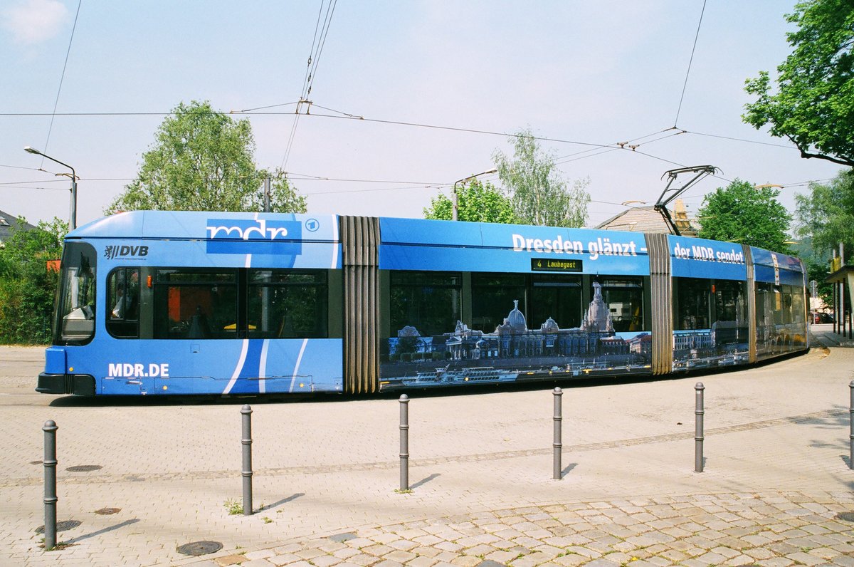 07.Mai 2006, Straßenbahn Dresden. Endhaltestelle in Laubegast,  DVB Tw 2527 mit MDR-Werbung