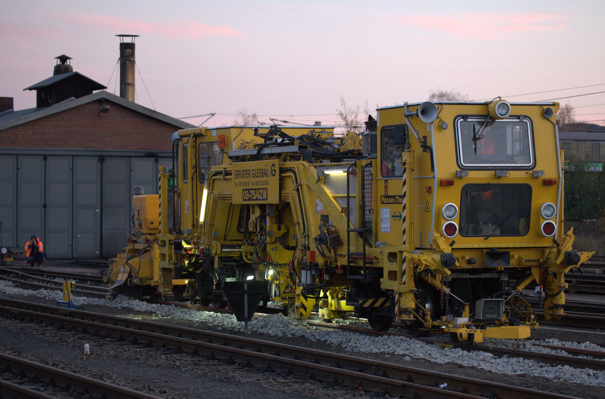 08-75/04ZW in einer kurzen Arbeitspause beim Stopfen und Nivellieren des neuverlegten Bahnsteiggleises in Radebeul Ost. 14.11.2107  17:25 Uhr.