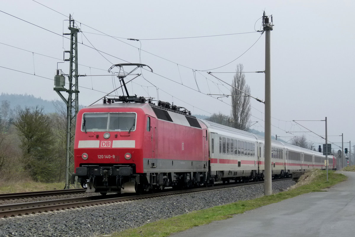 08. April 2015, IC 2300 München - Berlin fährt durch den Haltepunkt Küps. Lok 120 110 führt, 120 140 schiebt nach.