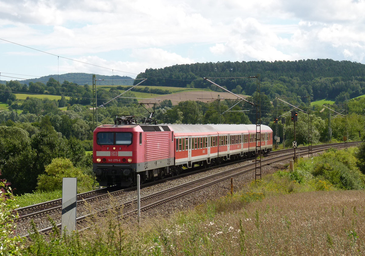 08. August 2011, Zwischen Hochstadt und Redwitz fährt RB 69968 Lichtenfels - Kronach durch die Oberfränkische Landschaft