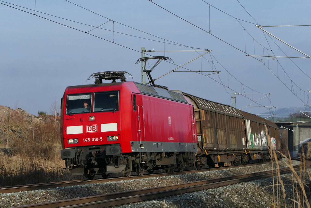 08. Dezember 2016, Ein Güterzug aus Saalfeld fährt durch Neuses bei Kronach.