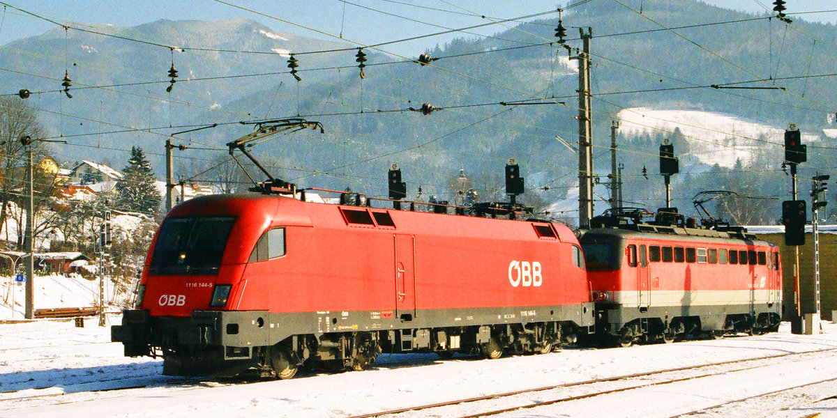 08. Februar 2005, Faschingsdienstag, In Bruck an der Mur wird ernsthaft rangiert und fotografiert. Lok 1116 144 fährt mit 1142 628 durch.