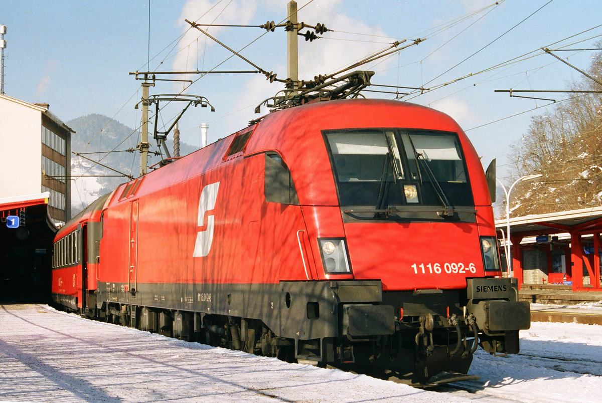 08. Februar 2005, Faschingsdienstag, In Bruck an der Mur wird ernsthaft Dienst geschoben und fotografiert. Lok ÖBB 1116 092 hält mit einem aus Wien eingefahrenenIC (könnte IC595 gewesen sein). Korrekturen nehme ich dankbar entgegen