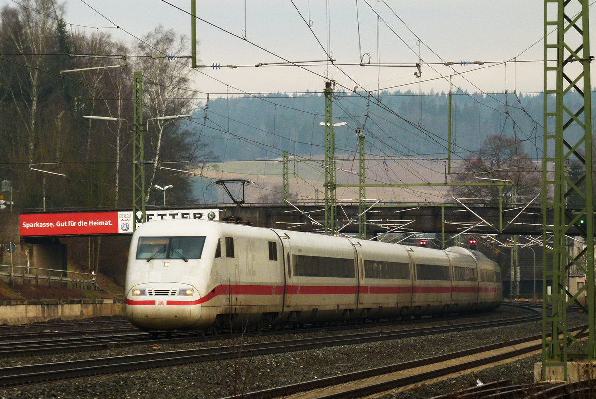 08. Februar 2011, ICE 915 Berlin - München wird von ICE  Memmingen  (Tz 112) gefahren. Hier passiert er den Bahnhof Kronach.