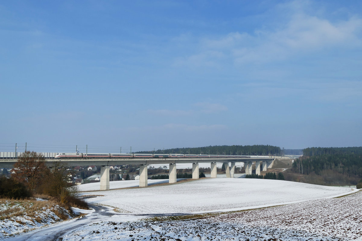 08. Februar 2018, Die Talbrücke bei Weißenbrunn am Forst (km 98,5) im Zuge der Schnellfahrtrasse Ebensfeld - Erfurt. ICE 1505 Hamburg - München fährt vorüber. 