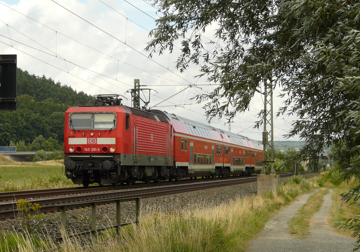 08. Juli 2008, Bei Johannisthal befördert Lok 143 291 RB 16853 von Naumburg nach Lichtenfels.
