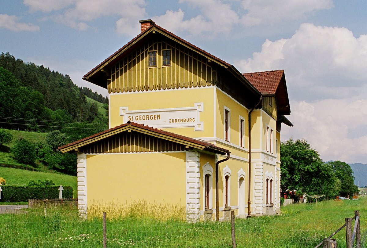 08. Juni 2003, Das Empfangsgebäude St. Georgen bei Judenburg wird nicht mehr von der Bahn betrieben. 