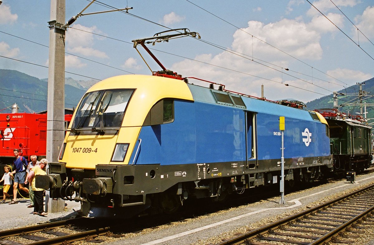 08. Juni 2003, Österreich, Dampflokfest in  Selzthal. Lok 1047 009 aus der Taurus-Familie im Kleid der ungarischen MAV präsentiert sich bei herrlichstem Sommerwetter.