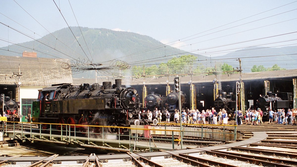 08. Juni 2003, im österreichischen Selzthal fand das zweite Dampflokfest statt. Lokschuppenansicht, Lok ÖBB 86 501 präsentiert sich vor zahlreichem Publikum auf der Drehscheibe. 