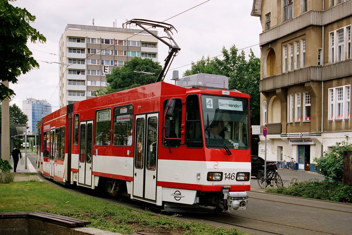 08. Juni 2005, Cottbus, Tw 146 der Straßenbahn fährt in der Berliner Straße in Richtung Altmarkt. Scan vom Color-Negativ