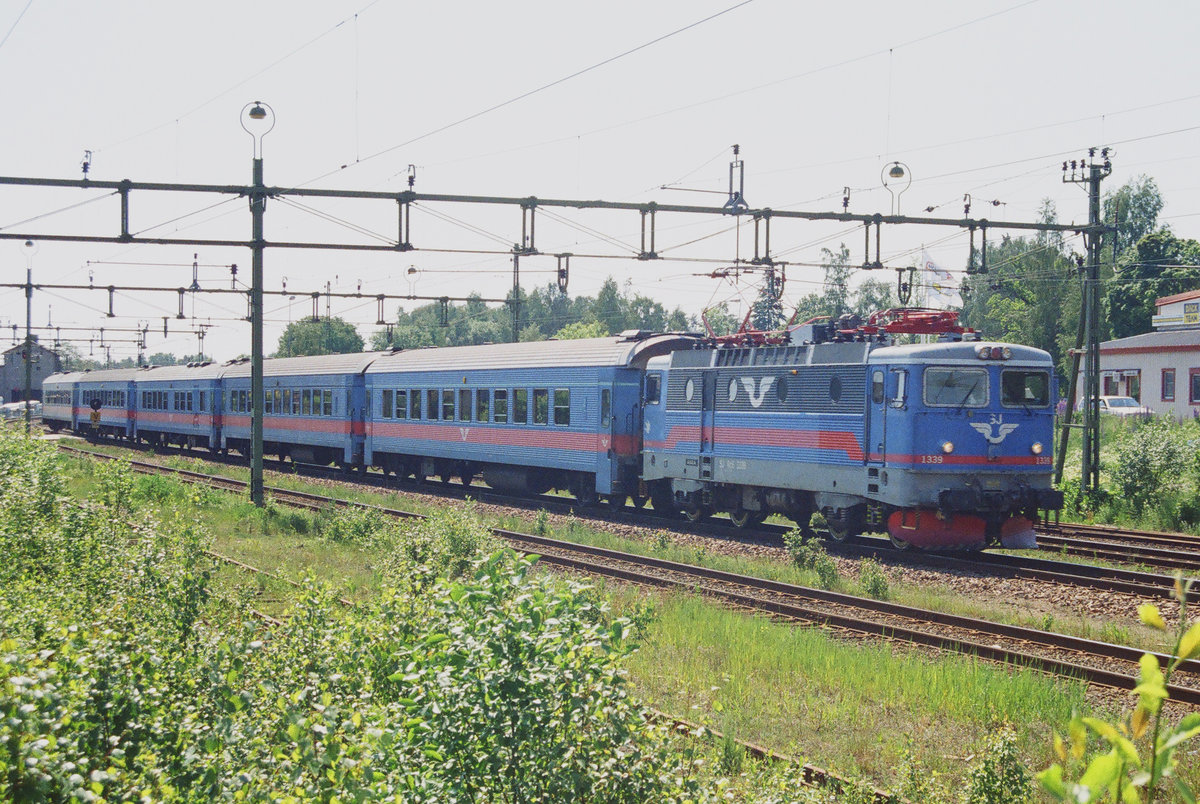 08. Juni 2007, Schweden, an der Strasse 45, in der Nähe des Bahnhofs von Säffle fährt Lok Rc6 1339 mit Zug 664 nach Stockholm.