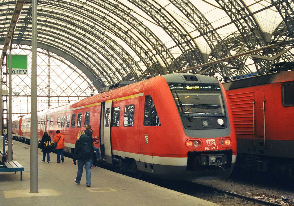 08. März 2007, Dresden, Hauptbahnhof, in der Mittelhalle steht VT 612 129 als RE 4766 nach Hof zur Abfahrt bereit