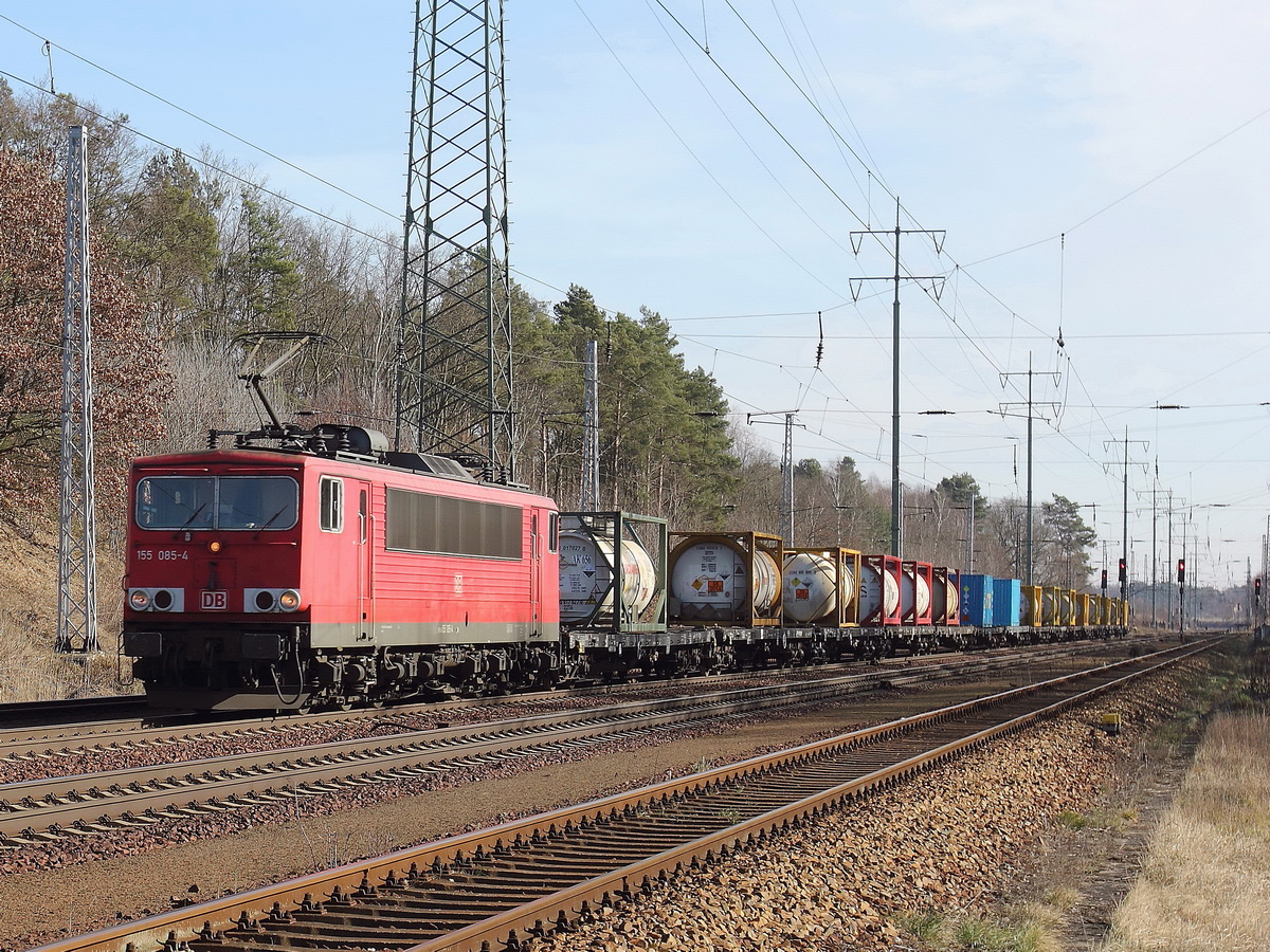 08. März 2015  bei Diedersdorf auf dem südlichen Berliner Außenring fährt 155 085-4 mit einem Kesselzug.