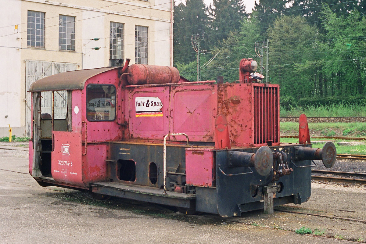 08. Mai 1991, im Bw Freilassing ist die KöII DB 323 714 abgestellt. Sie wurde 1960 bei Gmeinder gebaut und bei der DB als Köf 6514 bezeichnet. 1968 erfolgte die Umzeichnung in 323 714-6, 1983 z-Stellung und Ausmusterung in Freilassing. 2009 soll sie an die IGEBA - Ingenieurgesellschaft Bahn mbH, Krumbach gegangen sein. 