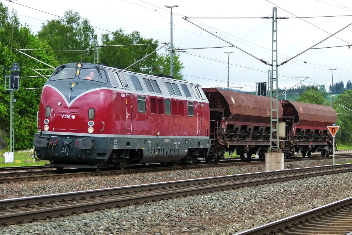 08. Mai 2014: Die 1964 bei Krauss-Maffei gebaute Lok 270.10 der SGL Schienen-Güter-Logistik GmbH fährt mit einem kurzen Güterzug aus Probstzella durch den Bahnhof Pressig-Rothenkirchen. Bei der DB lief sie als 221 124.