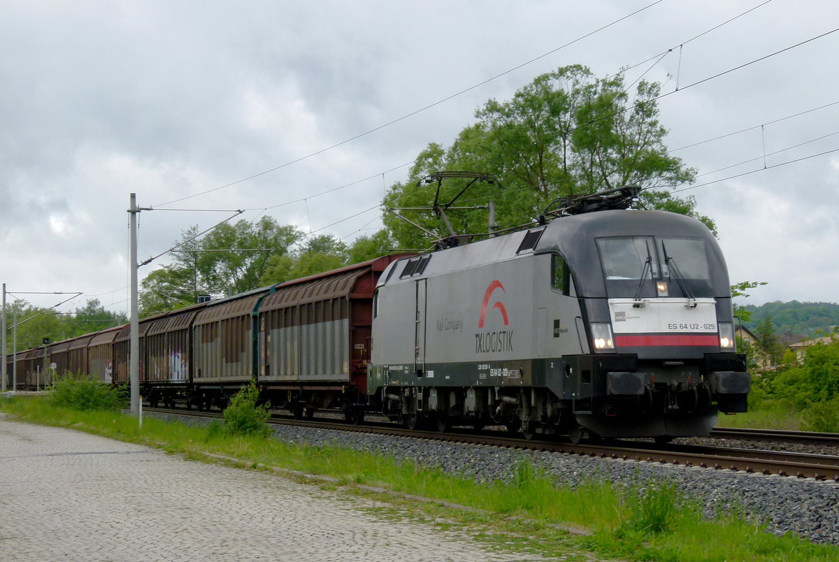 08. Mai 2014, Ein Güterzug, bespannt mit der MRCE-Lok ES64 U2-029, fährt bei Küps in Richtung Saalfeld.
