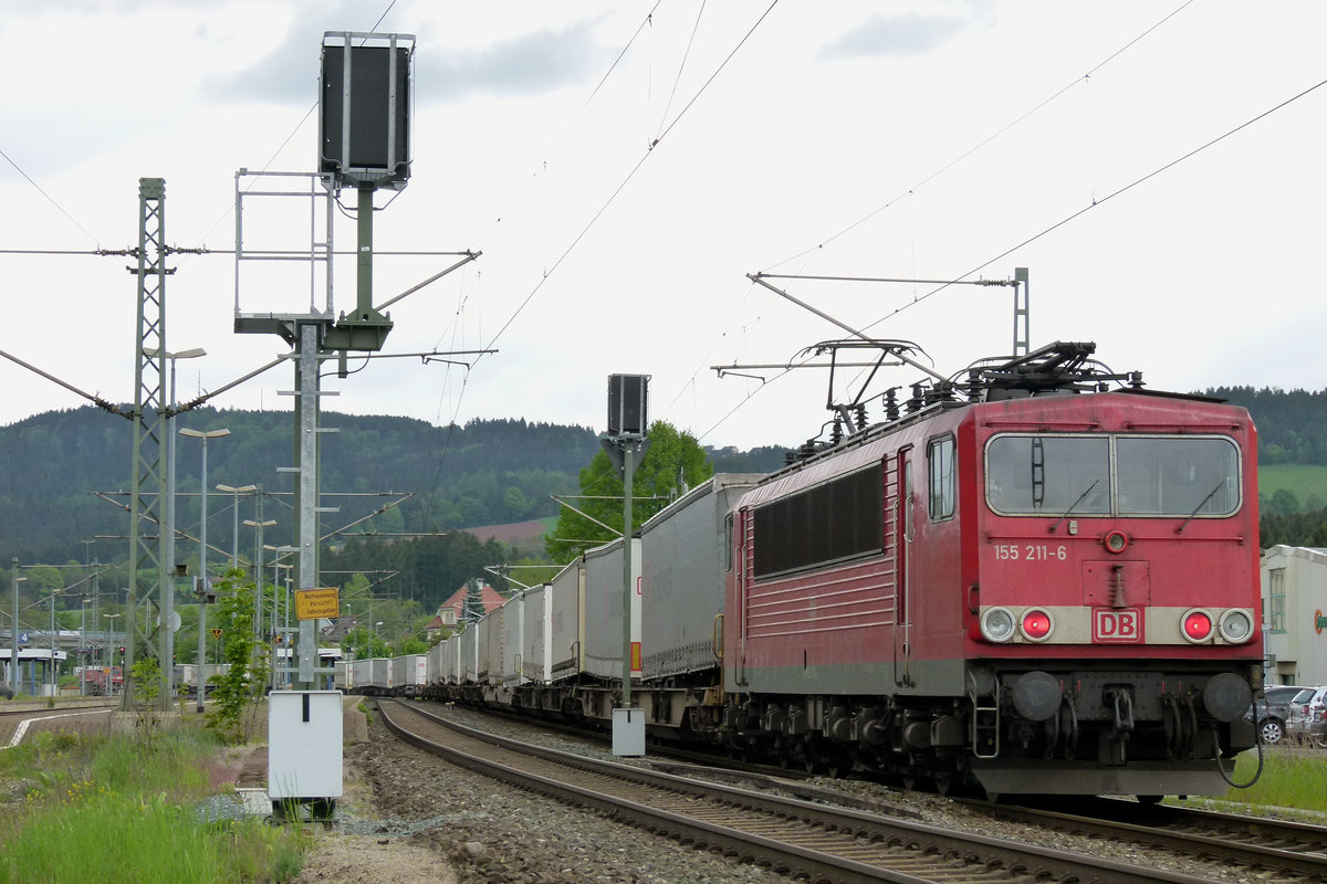 08. Mai 2014, Lok 152 111 ist mit einem mit Sattelaufliegern beladenen Güterzug in den Bahnhof Pressig-Rothenkirchen eingefahren. Für die Weiterfahrt über die Frankenwaldrampe in Richtung Probstzella hat sich 155 211 hinter den Zug gesetzt.