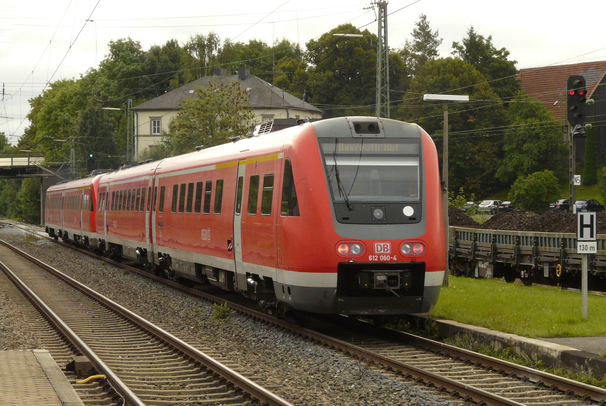 08. September 2008, VT 612 060 fährt als RE 3043/3063 von Lichtenfels nach Hof/Bayreuth durch den Bahnhof Hochstadt-Marktzeuln.