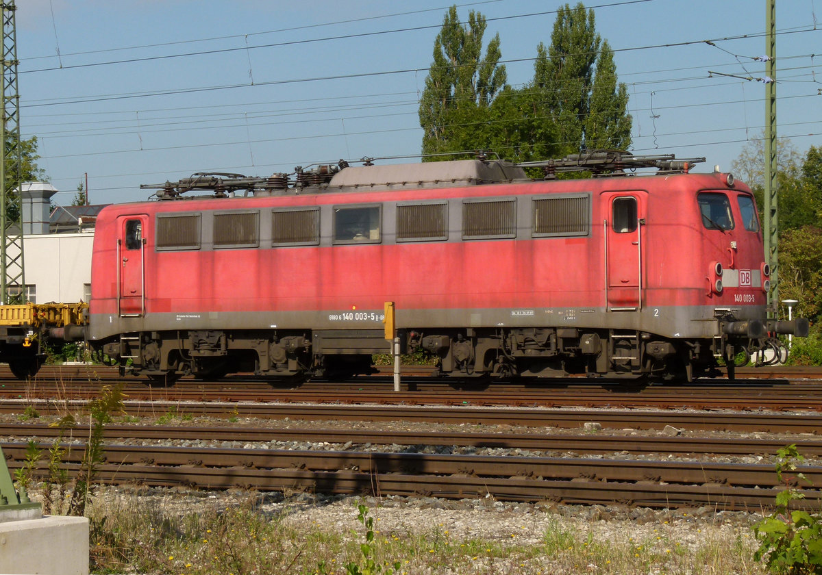 08. September 2012, Lok 140 003 steht in Lichtenfels vor einem Bauzug
