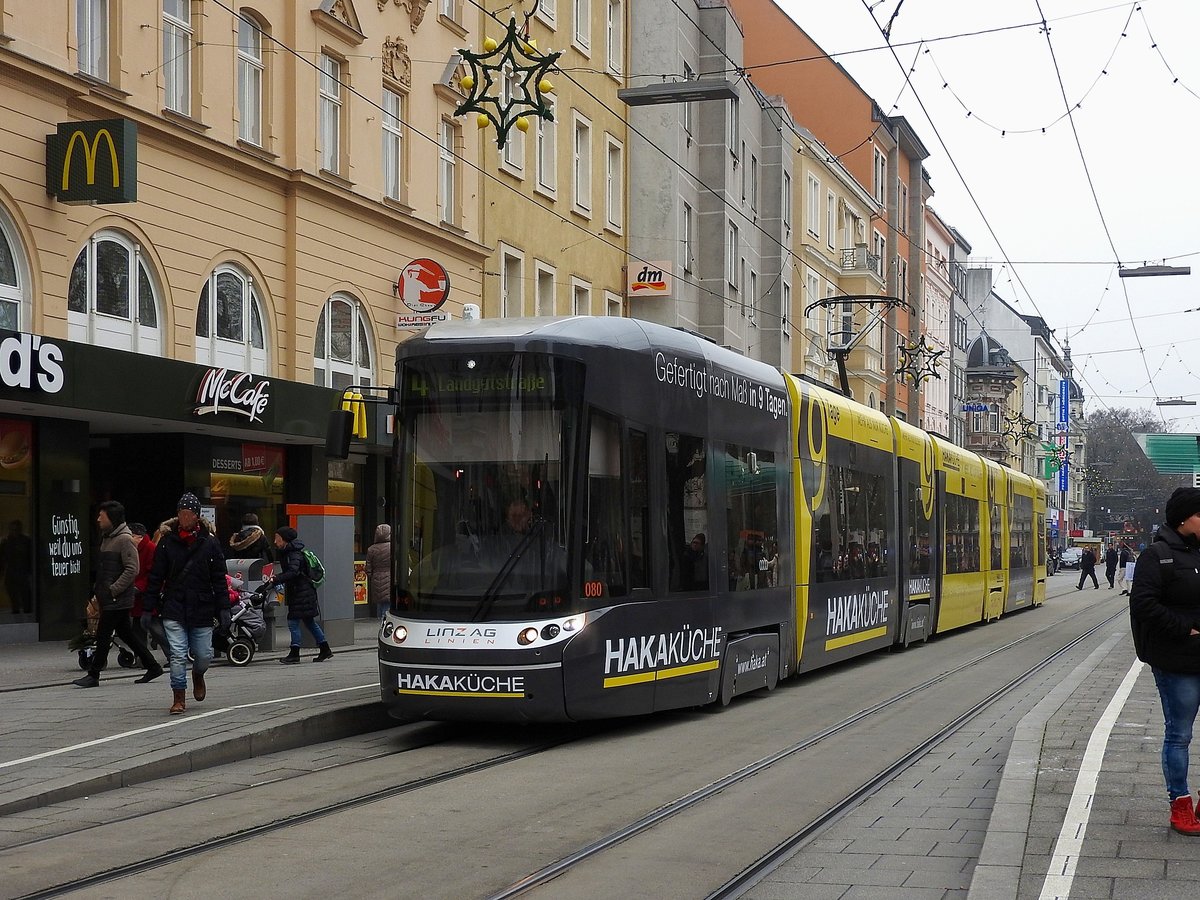 080 der LINZ-AG; wirbt in der vorweihnachtlichen geschmückten Innenstadt für eine maßgefertigte Einbauküche; 161205