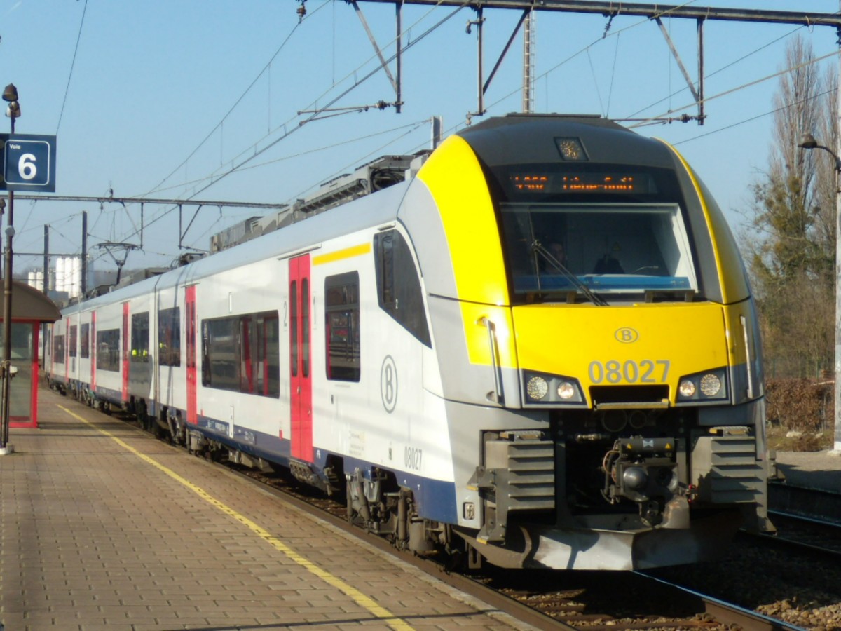 08027 am 12.02.2015 um 12:59 Uhr bei der Einfahrt als Regionalzug R 4962 aus Namur nach Liége in Statte. 
