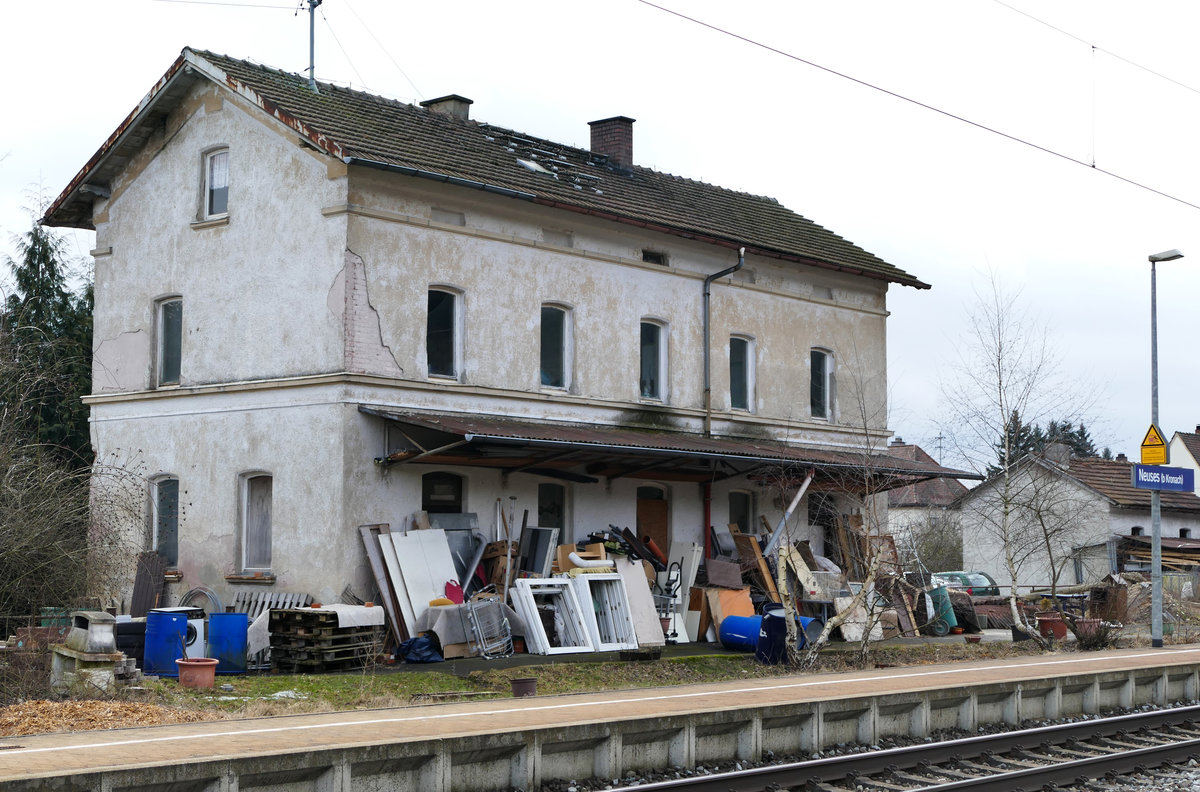08.03.2018: Bahnhof Neuses bei Kronach an der Strecke der Frankenwaldbahn Hochstadt-Marktzeuln - Probstzella. Er wurde an  privat  verkauft.