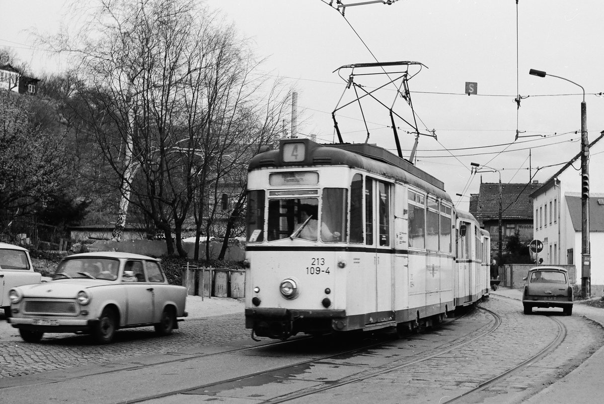 08.04.1985. Die Stunden für die Straßenbahnverbindung über das  Blaue Wunder  nach Pillnitz sind gezählt. Ab 9. April ist diese Brücke für Straßenbahnen gesperrt. In Niederpoyritz sah ich heute diesen  ganz gewöhnlichen  Gotha-Dreierzug..