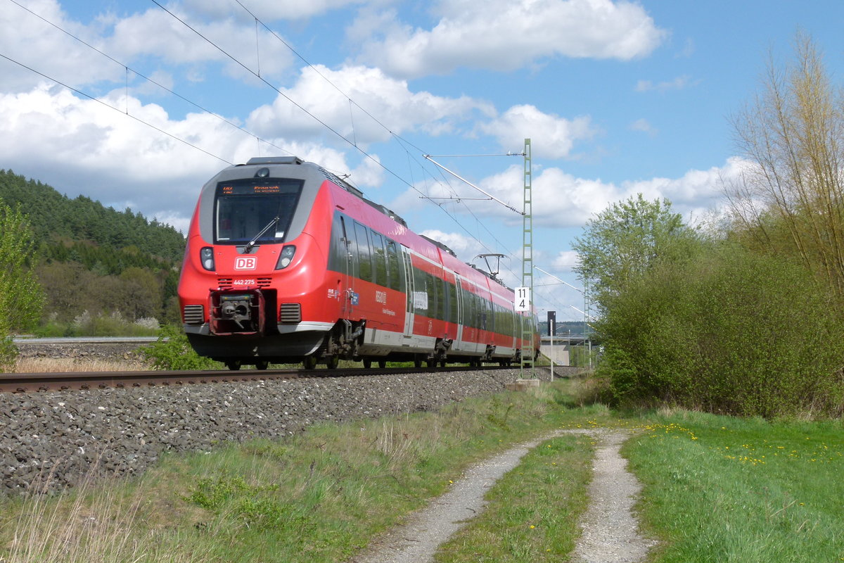 08.04.2014, Tw 442 275 fährt als RB 59356 Bamberg - Kronach am Johannisthaler Weiher vorüber.