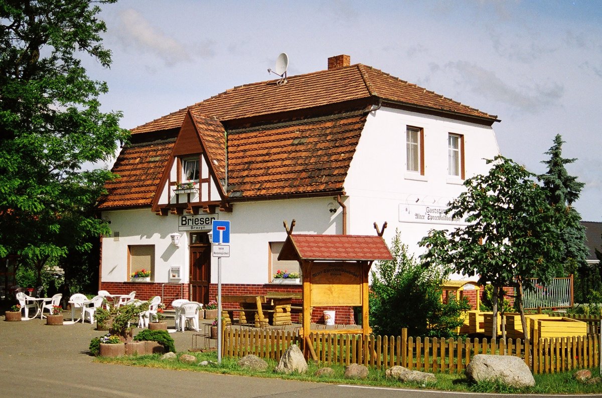 08.06.2005	Briesen bei Cottbus, Der ehemalige Bahnhof der Spreewaldbahn ist in vorzüglichem Zustand und beherbergt heute eine Gastwirtschaft. Seine Lage unmittelbar neben der Straße brachte es mit sich, dass die Züge der bis Ende 1969 verkehrenden Bahn während des Fahrgastwechsels den  Straßenverkehr  sperrten. Die von Striesow nach Cottbus zur Wachablösung fahrenden Soldaten schauten dem Treiben geduldig zu, hatten aber leider keinen Fotoapparat dabei.