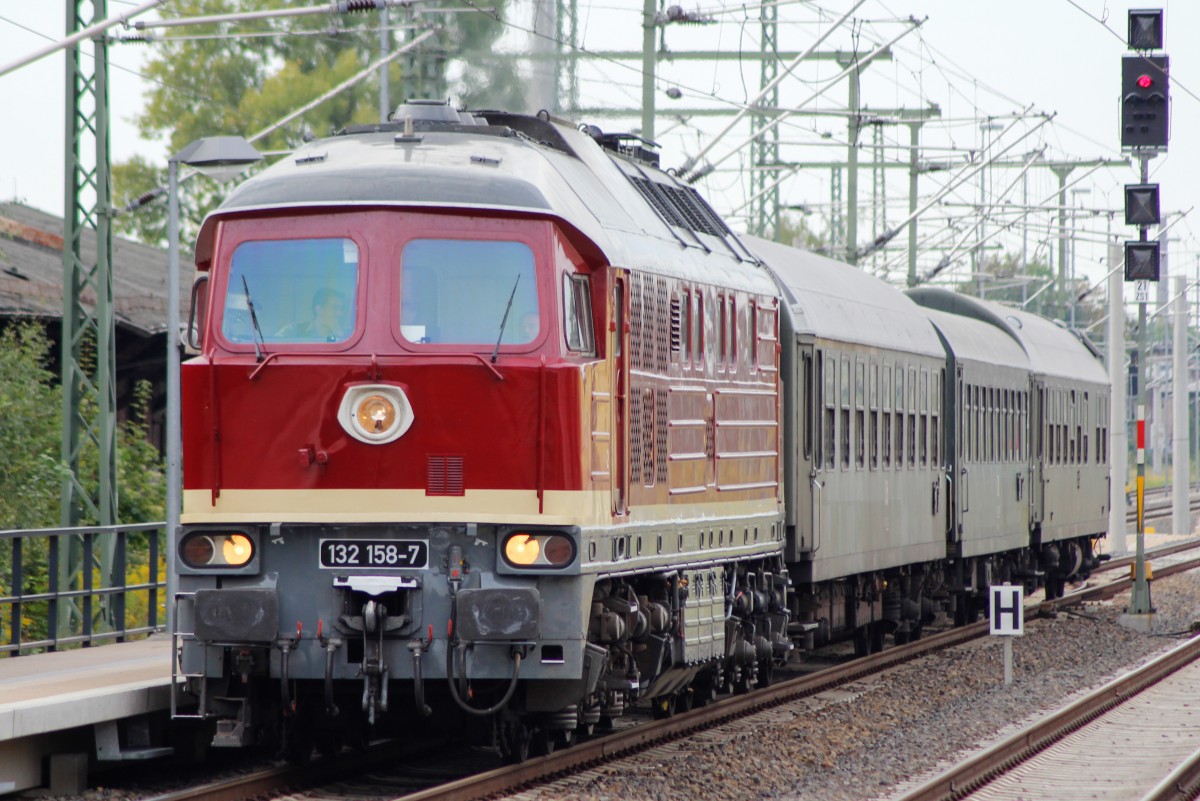 08.09.13 / die Ludmilla der LEG (132 158-7) mit dem Sonderzug E 75910 zum Winzerfest nach Freyburg/Unstr. / hier bei der Einfahrt in Leipzig-Plagwitz