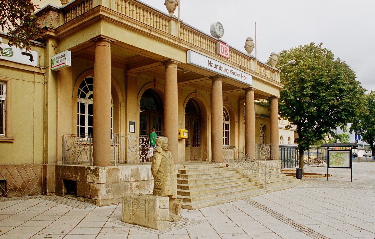 08.09.2001 Naumburg, Bahnhof. Während ich dort stand, fand sich kein freundlicher Helfer, der der Dame den Koffer zur Straßenbahn tragen wollte.