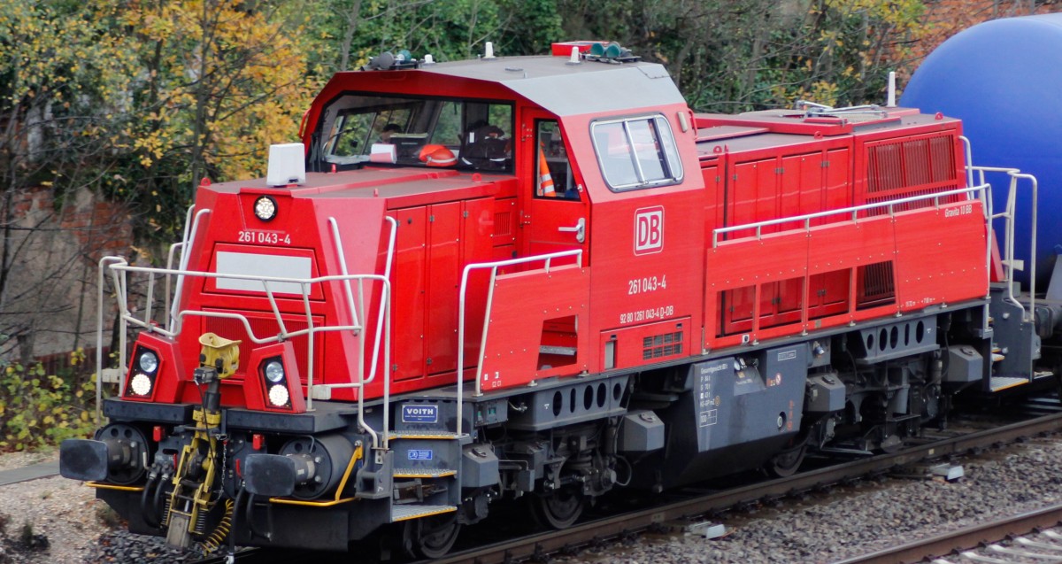 08.11.13 / 261 043-4 kam mit ein paar Kesselwagen aus der Waldbahn / hier bei der Einfahrt in Leipzig-Plagwitz