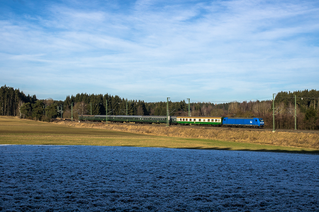 08.12.16 RE Ersatzverkehr Dresden-Hof mit 145 030 und PRESS Wagenpark.
Aufgenommen kurz vor Feilitzsch, Fahrtrichtung Hof.