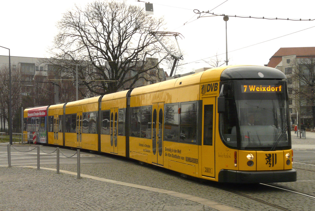 08.12.2008, Dresden, am Albertplatz in Dresden-Neustadt. Tw 2801 wirbt für sich selbst, für die Einmaligkeit der 45m-Tram. Auf die gleiche Länge brachten es bisher nur die zum Drei-Wagen-Zug gekuppelten Tatras.