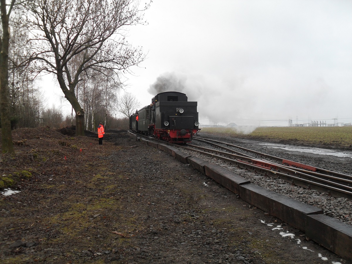 08.12.2013. Zum Nikolausfahrten ergab sich für mich die Möglichkeit zwischendurch neben dem Zug her zufahren und einige Baustellen zu besichtigen. Hierzu gehört auch der Bahnhof (vormals Haltepunkt) Zirkelschacht. Beide neuen Weichen liegen schon und beide Gleise, dass Streckengleis und das neue Ausweichgleis sind schon gestopft. Nun müssen nur noch die beiden Außenbahnsteige fertig aufgebaut werden (auf einem stehen wir gerade). Vordergründig ist neben dem Gleis schon die vorbereitete und weiter hinten die befestigte Bahnsteigkante zu sehen.