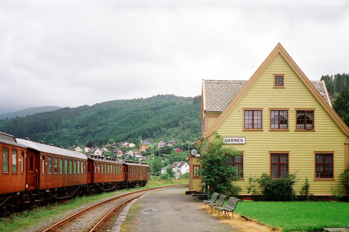 08.1996	Auf unserer Norwegenfahrt im August 1996 fanden wir im Bahnhof Garnes auf ein paar verrosteten Gleisen eine kleine Sammlung ausgemusterter Teakholzwagen, sehr eng gestellte Güterwagen und eine Dampfschneeschleuder.