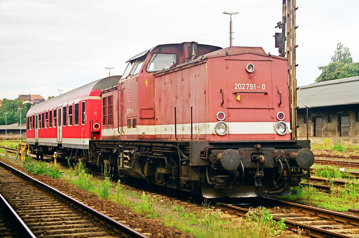 08.August 2001 Bahnhof Zittau in der Oberlausitz, Lok DB 202 791-0, ehemals DR 110 791 mit einem Nahverkehrswagen. Das sollte wohl ein Nahverkehrszug ins tschechische Varnsdorf werden.  