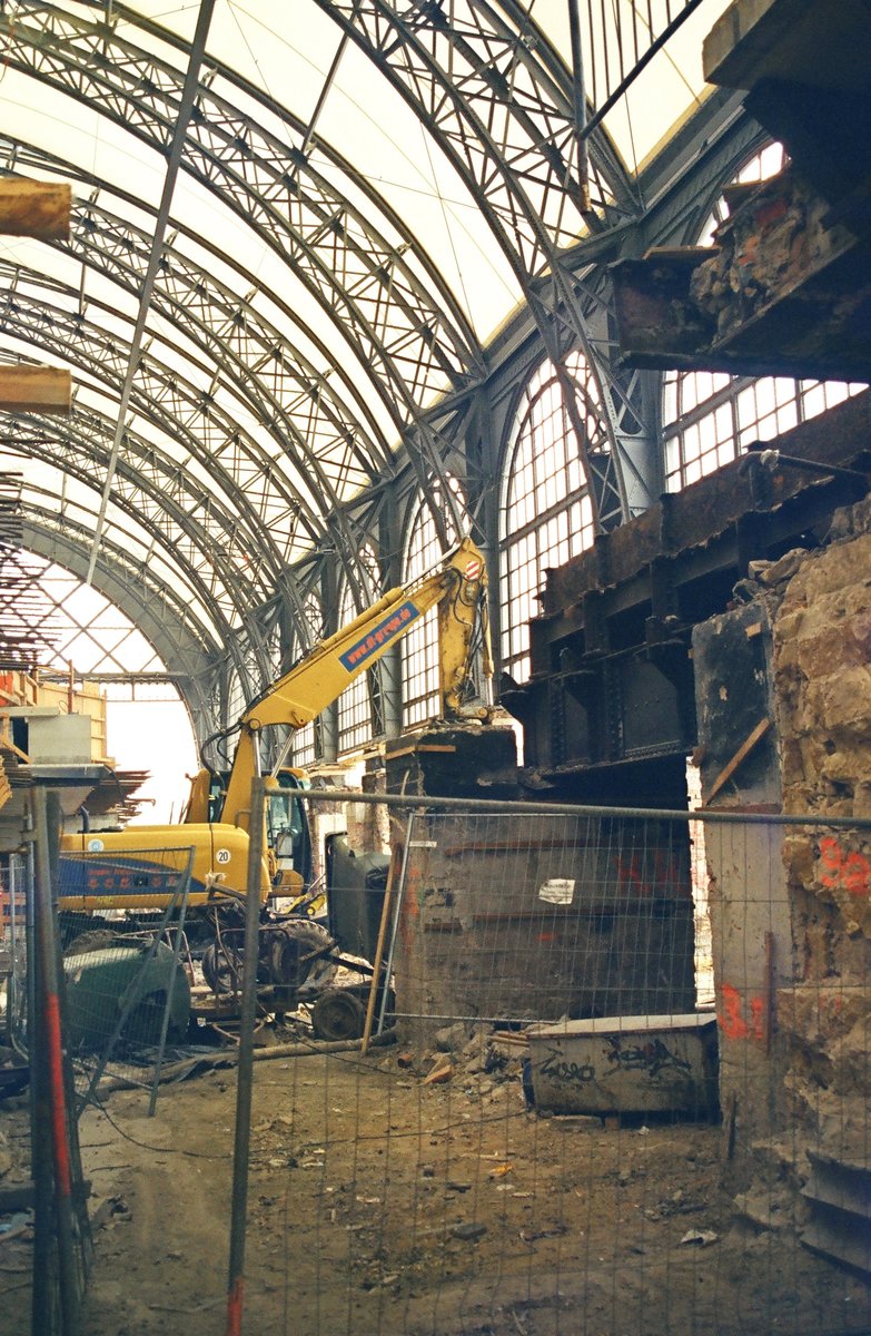 08.März 2007, Dresden Hauptbahnhof, Abrissarbeiten an der Südseite. Die Generalsanierung des gesamten Bahnhofs erfolgte bei laufendem Betrieb, erforderte eine ausgefeilte Logistik und viel Verständnis und Flexibilität bei den Reisenden. 