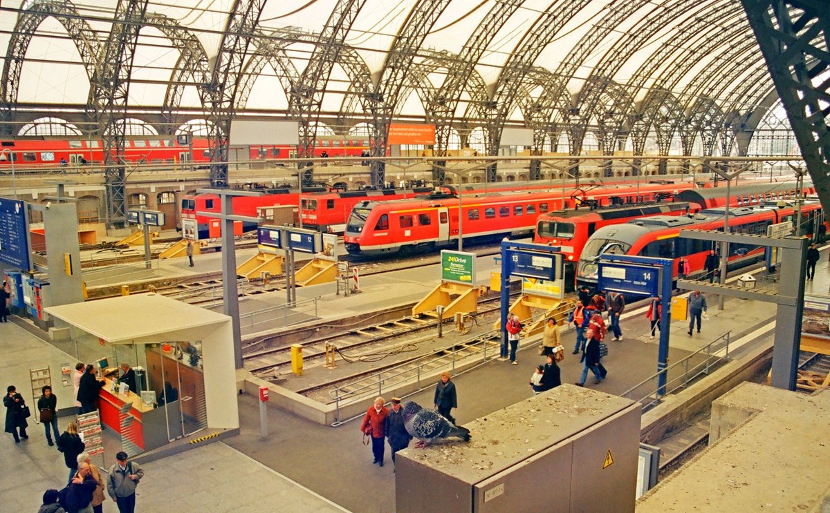 08.März 2007, Dresden-Hauptbahnhof nach der Generalsanierung. Die neue Bedachung lässt ein angenehm weiches Licht in die Mittelhalle fluten.  