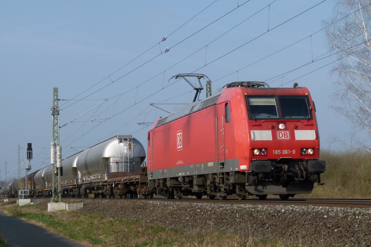09. April 2015, Lok 185 061 fährt mit einem gemischten Güterzug bei Oberlangenstadt in Richtung Saalfeld. 