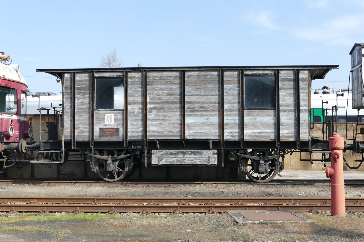 09. April 2016: Heute war Saisoneröffnung im Sächsischen Eisenbahnmuseum Chemnitz-Hilbersdorf. Etwas abseits stand dieser Wagen der Länderbauart(?). Laut deutlich lesbarer Anschrift gehörte er in seinen letzte aktiven Jahren dem VEB Verkehrsbetriebe der Stadt Dresden. Der Betrieb unterhielt neben der allseits bekannten Straßenbahn auch eine Industriebahn im Dresdner Norden (Industriegelände). Zu dieser gehörte dieser  Werkwagen Nr.5 .     