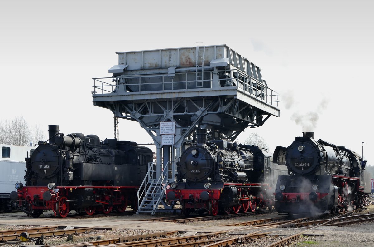 09. April 2016: Heute war Saisoneröffnung im Sächsischen Eisenbahnmuseum Chemnitz-Hilbersdorf. Das vielfotografierte Wahrzeichen der Chemnitzer: Die Bekohlungsanlage mit dem Hochbunker. 