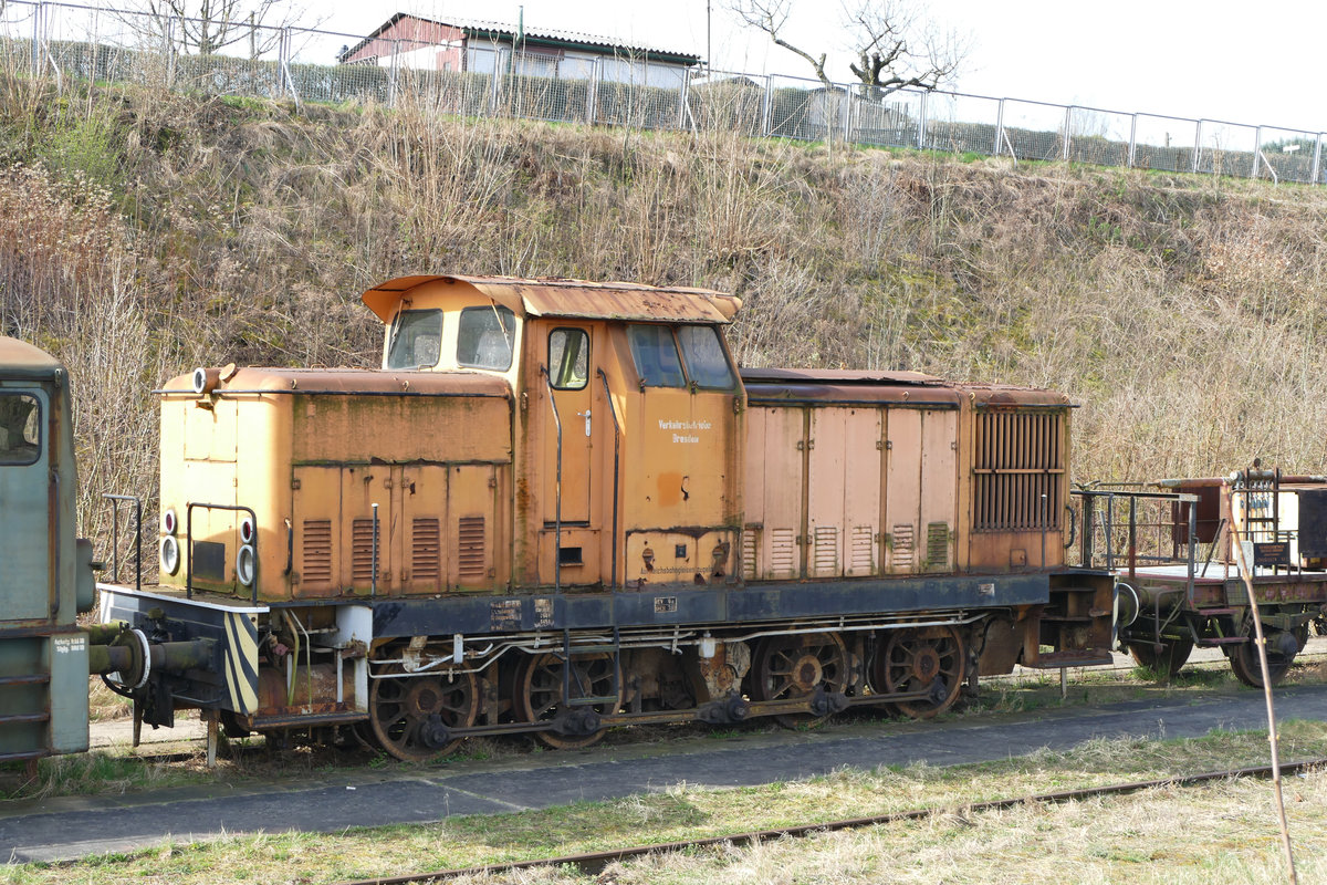 09. April 2016, im Sächsischen Eisenbahnmuseum Chemnitz-Hilbersdorf. Lokomotive der ehemaligen Industriebahn Dresden, die von den Verkehrsbetrieben betrieben wurde. Hersteller: LEW 1976, Fabriknummer 15361, Eigentum der DVB AG bis 1996. Dann an privat abgegeben, seit 2010 als Leihgabe im Eisenbahnmuseum Chemnitz.
