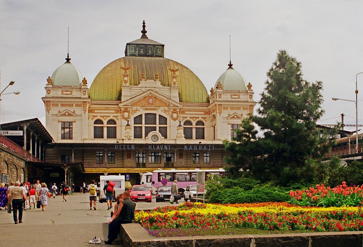 09. August 2001	Tschechien, das Empfangsgebäude des Bahnhofs Pilsen von der Stadtseite