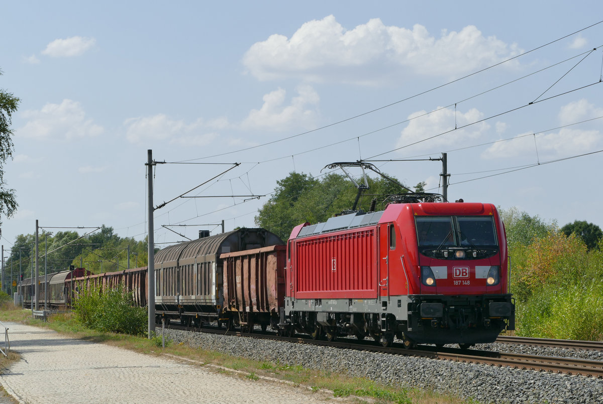 09. August 2018, Lok 187 148 fährt mit einem Güterzug durch Küps in Richtung Saalfeld.