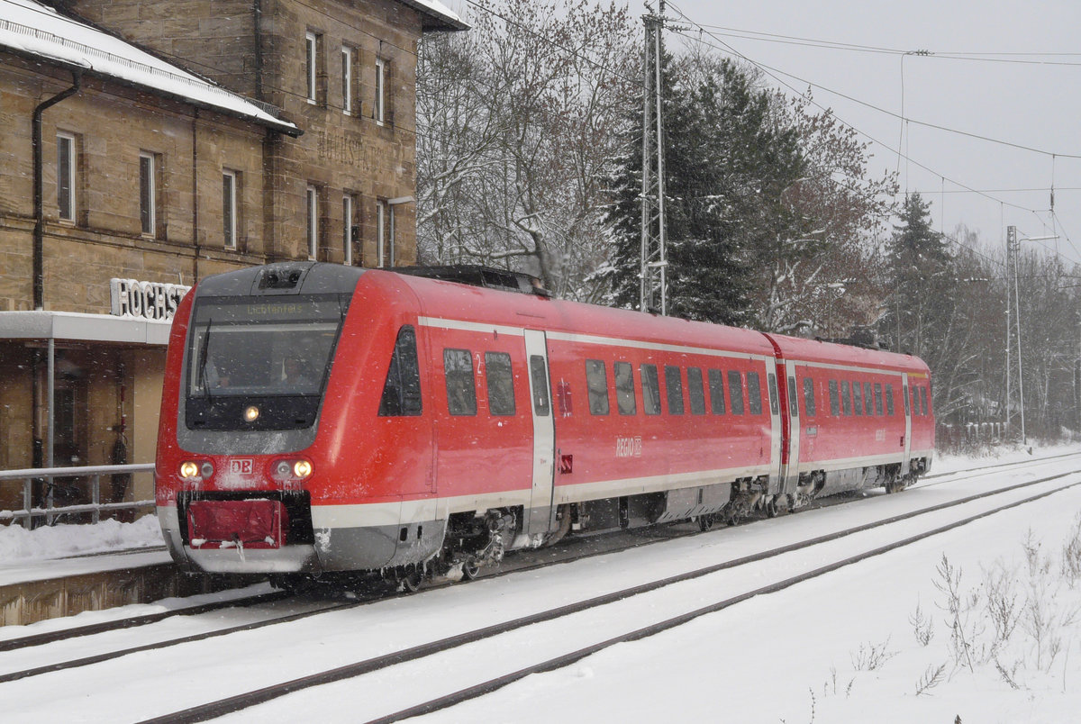 09. Dezember 2010, RB 16853 von Naumburg ist heute als Tw unterwegs, sonst/bisher mit 143 und Wendezug. Hier hält sie auf Gleis 1 im Bahnhof Hochstadt-Marktzeuln